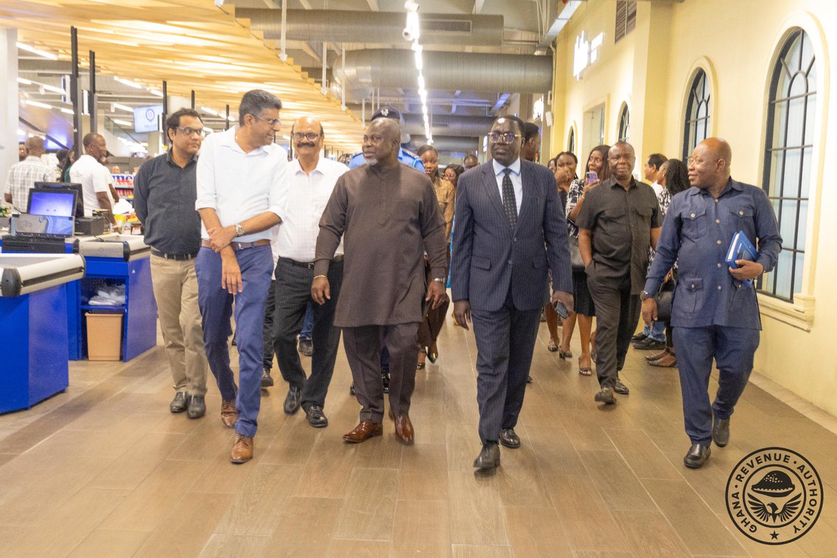 GhanaRevenue's tweet photo. CG; Mr. Anthony Kwasi Sarpong, led compliance visits to malls and shops along Spintex to assess the implementation of VAT reforms and verify the new VAT computation on invoices.
#GRA #VATReforms #eVAT #GhanaFIRST https://t.co/kCAoAnhE08