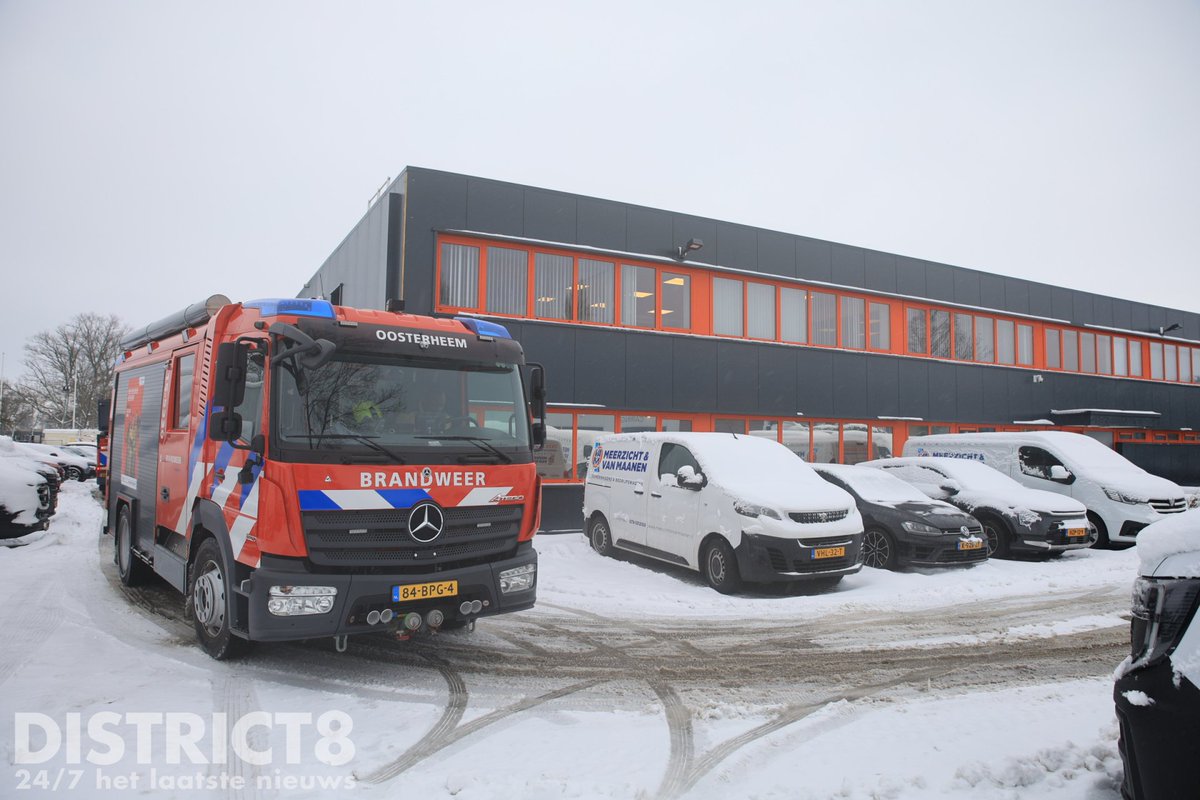 Dak ingezakt bij automaterialenwinkel in Zoetermeer