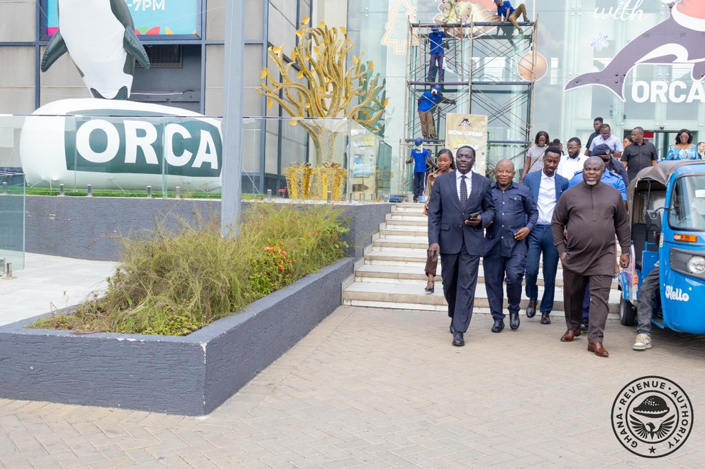 GhanaRevenue's tweet photo. CG; Mr. Anthony Kwasi Sarpong, led compliance visits to malls and shops along Spintex to assess the implementation of VAT reforms and verify the new VAT computation on invoices.
#GRA #VATReforms #eVAT #GhanaFIRST https://t.co/PaAP94k3Wv