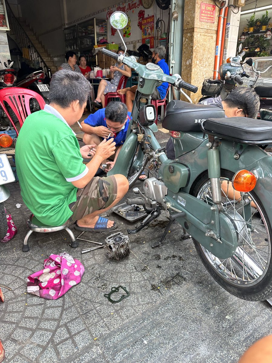 kamakura_saigon's tweet photo. バイクの修理しながらタバコ吸うぜぇ〜。
キャブ外してちょっとガソリン滴ってるぜぇ〜。
ワイルドだろぉ〜。（古っ）

普通に危ないけどベトナムのこういうところ好きだわぁ〜。 https://t.co/jrq3sb3zqy
