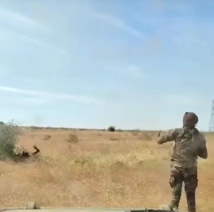 ما يؤكد حديثنا عن فرش قيادات الصف الأول والتاني والتالت والرابع جنجويد وفرش الصف الأول والتاني والتالت والرابع جنجويد 
هو نزول طاحونة لقيادة مستنفري ومرتذقة النوير وشفشافة ورباطة الصف السادس بعد القضاء على ٥ صفوف جنجويد بواسطة قواتنا. 
وظهور كميات المفروشين والاسرى من الجنوبيين