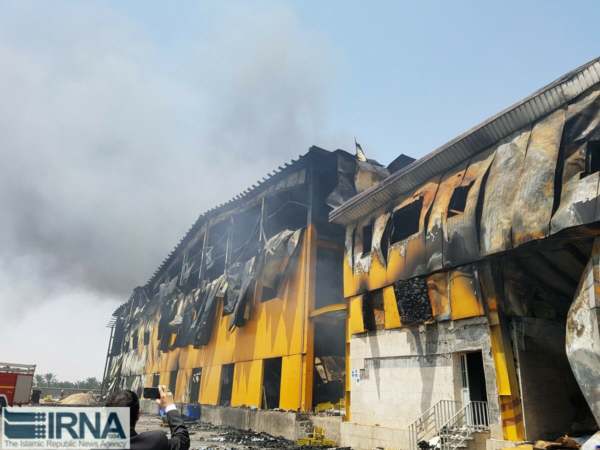 ماجرایِ اخیر «آتش سوزی کارخانه لبنیات» _که خردادِ ۱۳۹۸ کارخانه‌ی عراق‌ش را عمدا به آتش کشیدند_ و «حمله به فروشگاه‌های زنجیره‌ای» را شوخی‌ نگیرید؛ بخش قابل توجهی از سبد لبنیات کشور و رستوران‌ها را کارخانه سوخته‌ی آمل تامین می‌کرد؛ آن فروشگاه زنجیره‌ای نیز که شبِ گذشته غارت شد،