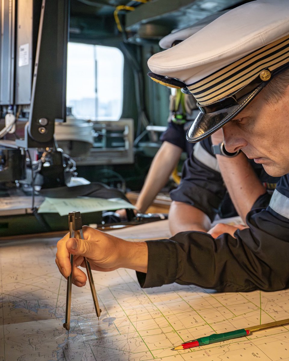MarineNationale's tweet image. #Savoirfaire | Des repères indispensables en mer🧭 Lecture de carte, relèvements et instruments traditionnels complètent les outils numériques et garantissent une navigation sûre et autonome, même en cas de défaillance des systèmes. #marinenationale