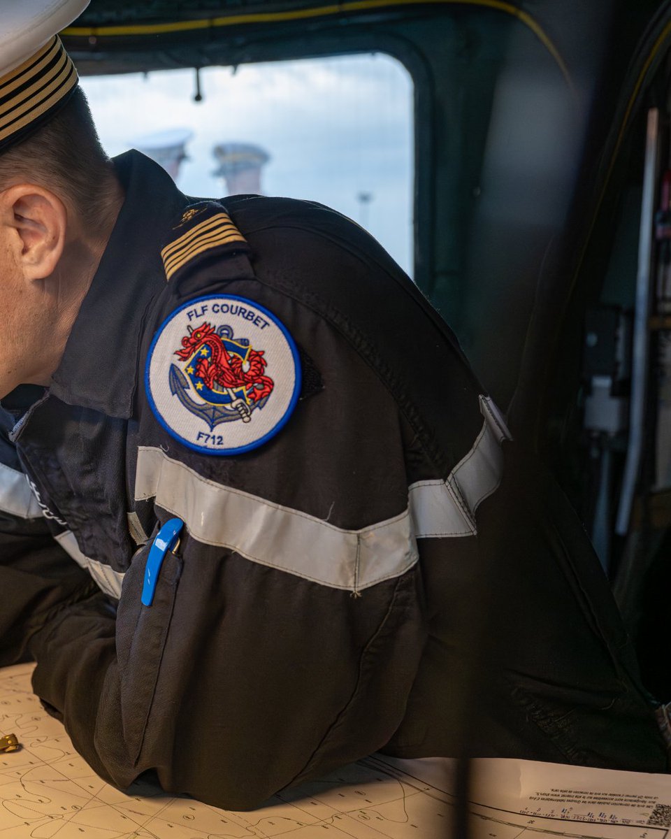 MarineNationale's tweet image. #Savoirfaire | Des repères indispensables en mer🧭 Lecture de carte, relèvements et instruments traditionnels complètent les outils numériques et garantissent une navigation sûre et autonome, même en cas de défaillance des systèmes. #marinenationale