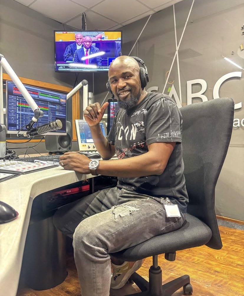 Munghana's tweet photo. [Emoyeni] DzumbaNaMina eka Munghana Lonene FM na @NgobeniIke hi vuhumelerisi bya @Mchangan

#Makombandlela https://t.co/BGxe586eu7