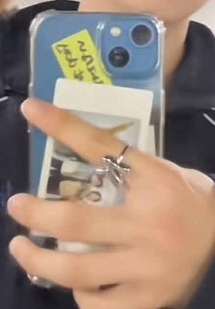 ケイしゃんの携帯の裏に入ってるのは4thで撮ったチェキですか？！🥹