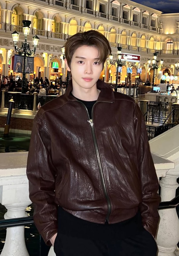 ผมมาทำงาน คุณขอจะตามมาด้วย แน่ใจนะว่าจะไม่เบื่อ

เบื่อ

งั้นก็มาออกงานกับผม

ไม่เอา

แล้วจะเอาอะไร

Black card เราจะไปเที่ยวรอ