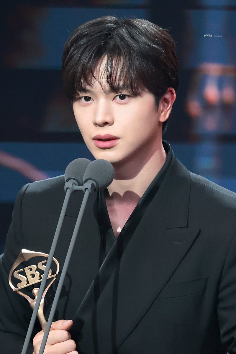 6OOK6's tweet image. 251231 SBS 연기대상 #육성재💗 

항상 표현을 잘 못한다고 말하지만
이렇게 사랑이 느껴지는 건
성재가 늘 노력하고 있다는 증거

다시 한번 최우수 연기상 축하해♡

#성재 #ユクソンジェ
#YOOKSUNGJAE @BTOB_6SJ