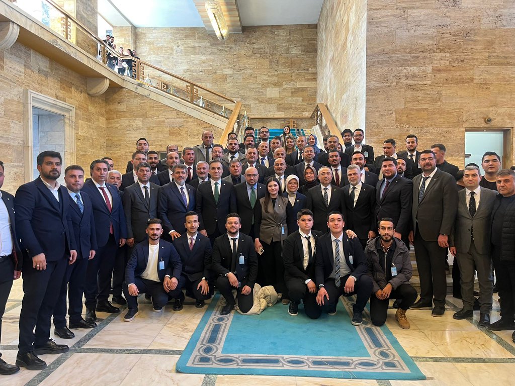 Genel Başkanımız, Cumhurbaşkanımız Sayın Recep Tayyip Erdoğan’ın liderliğinde AK Parti TBMM Grup Toplantımızı gerçekleştirdik.

Saygıdeğer Cumhurbaşkanımızın rozetini taktığı Kahramanmaraş Milletvekilimiz Sn. İrfan Karatutlu’ya AK Parti’mize hoş geldin diyor, nice hayırlı