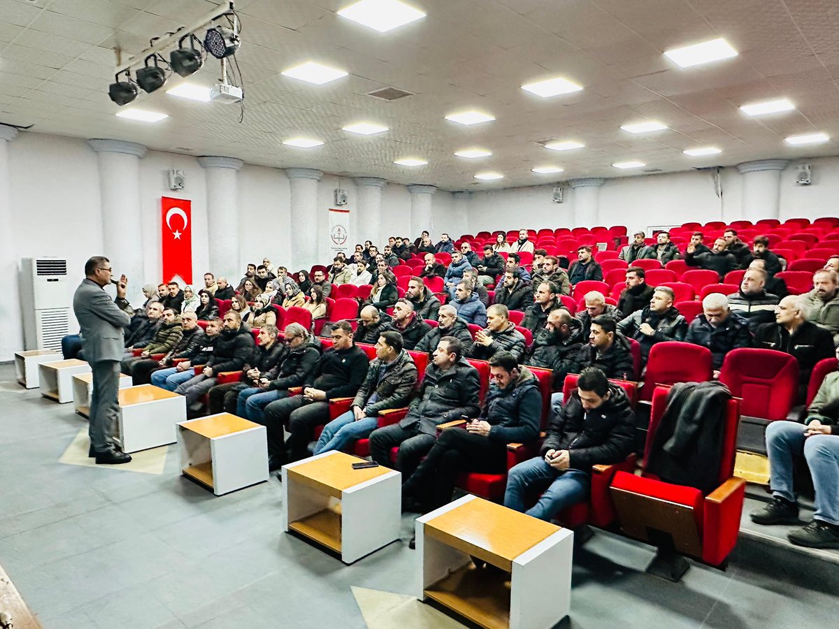 FATİH Projesi kapsamında okullarımızda kurulu bulunan etkileşimli tahtaların Pardus ETAP 23 işletim sistemine geçiş sürecine ilişkin bilgilendirme toplantısı gerçekleştirildi. 29 Ekim İlkokulu Konferans Salonu’nda yapılan toplantıya tüm okul müdürlerimiz katılım sağladı.