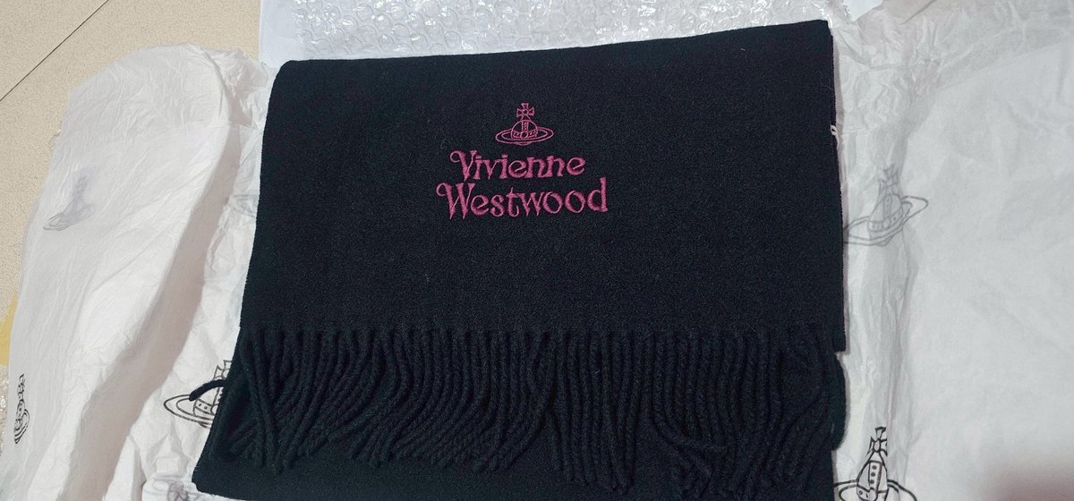 THEBLUEPK2's tweet image. ยังแอบลุ้นว่าน้องไนซ์แกะของขวัญรึยัง น้องคนนี้กับน้องบีนนี่จะได้ไปเที่ยวกับน้องมั๊ย ฮรือออออออ รักอ้วรว่ะ