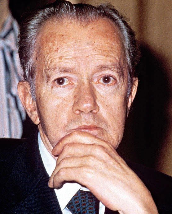 "Hacía tantos años que no alzaba la cara, que me olvidé del cielo."

Juan Rulfo
* hoy, a 39 años de su fallecimiento. In memoriam.