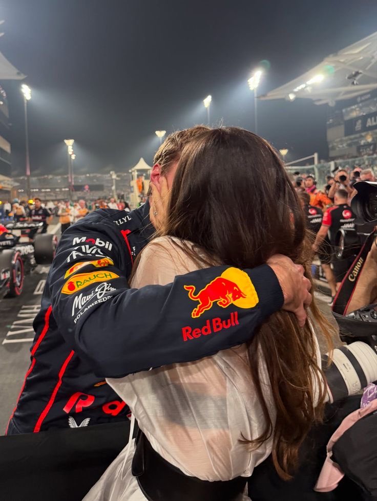 FIVESTAPPEN's tweet photo. the most real hug to ever exist in the history of ever https://t.co/zFCnmeTRwA