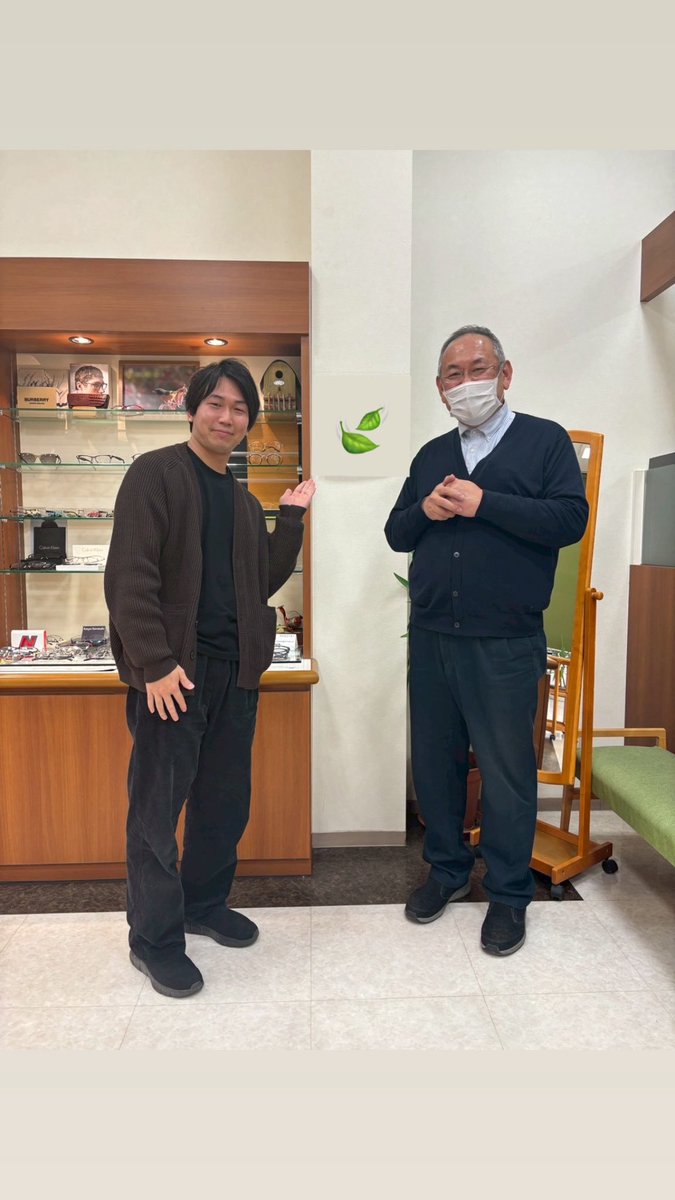 abeshi_1025's tweet photo. メガネを探していて風くんファンの妻のすすめで行ってきました🍃
メガネの相談はもちろん、風くんの話もしていただき楽しい時間でした！
明るく気さくな店主さんとも写真を撮ってもらいました☺️（顔出しSNS投稿許可いただいてます）
完成したメガネの受取が楽しみです✨
#藤井風
#fujiikaze 
#メガネ21 https://t.co/hnaSJEO3dp