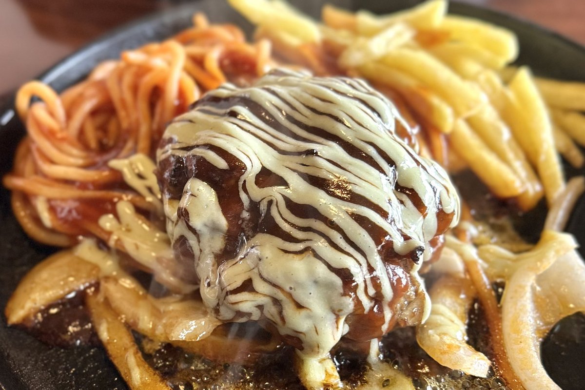 gourmet_nagoya's tweet photo. 中川区にある『ハローキッド』のとろとろチーズ荒びきハンバーグが絶品！

粗挽きよりも強い弾力を楽しめる「荒挽きミンチ」はギュギュッと肉汁が溢れ出して大量のチーズも絡む背徳感ある美味しさ

わさびマヨネーズ醤油の荒びきハンバーグもオススメです https://t.co/FPuFiLYFaf