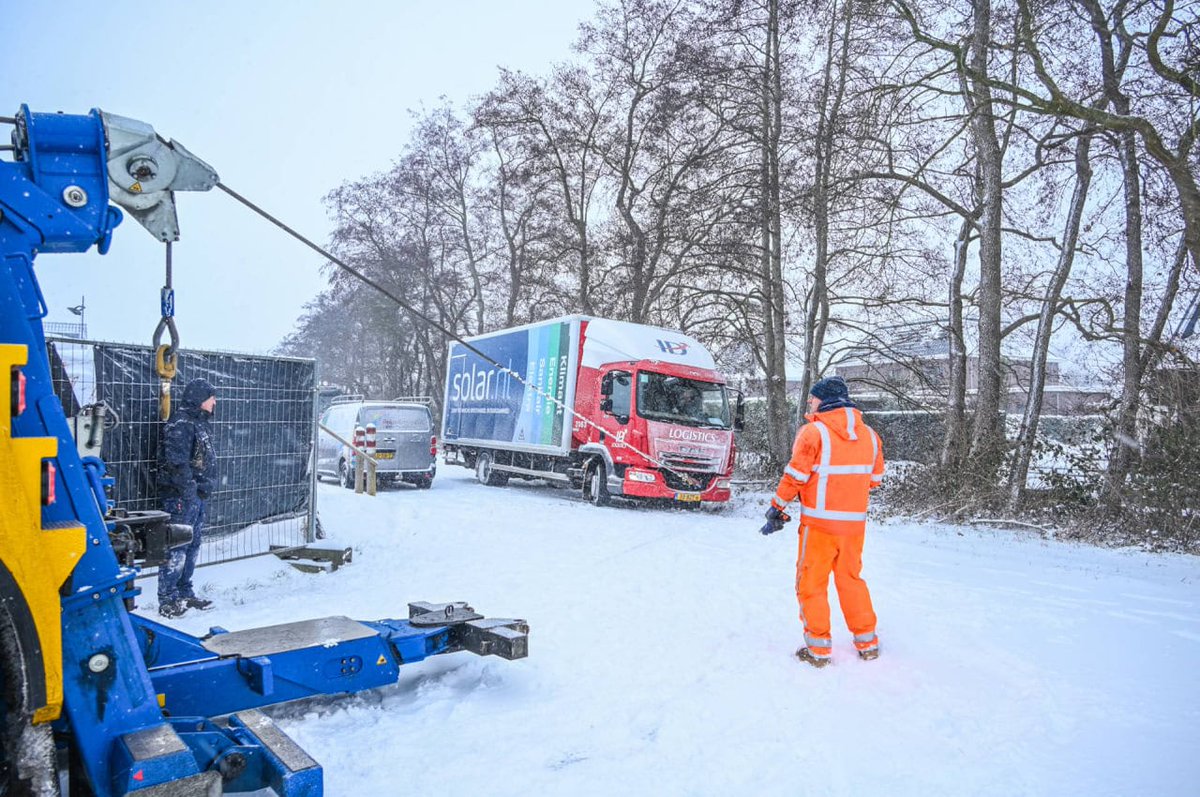 Vrachtwagen belandt in greppel door gladheid in Leek