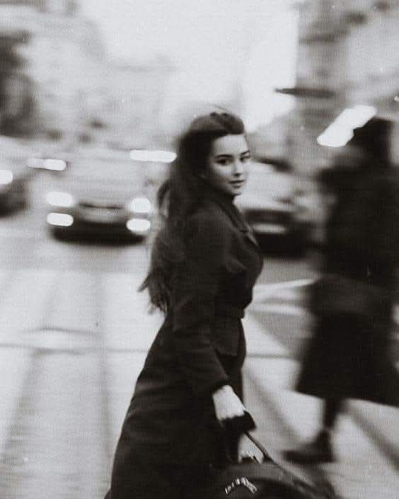 "Y sé feliz. Pero no por alguien.
Tampoco por algo...
Quizás con alguien, pero mejor 
sé feliz porque, al fin y al cabo, 
es lo que te mereces".

        ~ Mario Benedetti