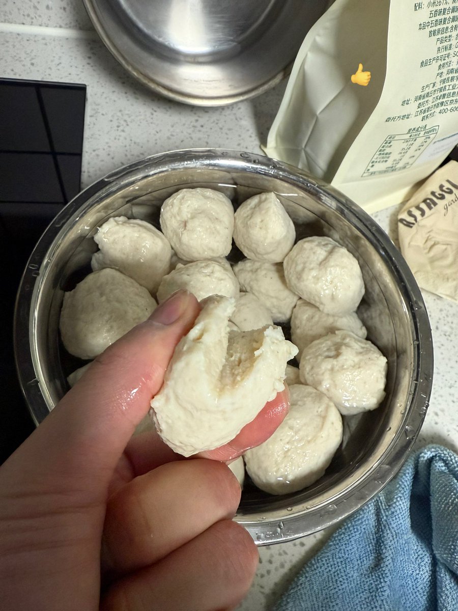 配料
鸡胸肉500g、盐10g、红薯淀粉35g、糖10g、料酒10g、蒜汁15g、小苏打1.5g
制作过程
鸡胸肉冻得微硬，搅拌打馅过程中分三次，加混合所有调料的冰水，挤丸，冰水下锅，全程半沸腾煮，飘起煮5分钟后，放进冰水降温
🤤你就吃去吧，爽脆弹牙，无添加，加餐必备