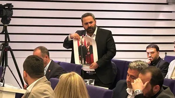 Ohh, kebap...
Buca Belediyesi'nin malı deniz, yemeyen CHP'li değil.
Ak Parti Meclis Üyesi Veli Belyemez, CHP İl Kadın Kolları Başkanı Zahide Kurun, İlçe Başkanı Çağdaş Kaya'nın şoförü Erdi Kutlu ve daha pek CHP'linin belediyeden maaşa bağlandığını söyledi.
Çökmüşler ülke ve