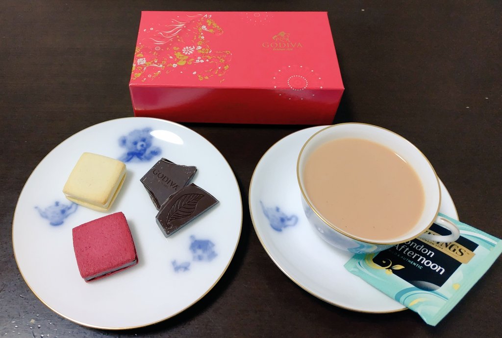 今日のおやつ

ゴディバ
ニューイヤー コレクション サブレショコラ
タブレット ミルクカカオ50％

トワイニング
ロンドンアフタヌーン

素敵なパッケージのサブレショコラ🐴
大好きなタブレット🍫💕
胃腸の調子が落ち着きおやつタイムを楽しんでいます☕️
チョコもミルクティーも美味しい❤️
幸せ～🥰