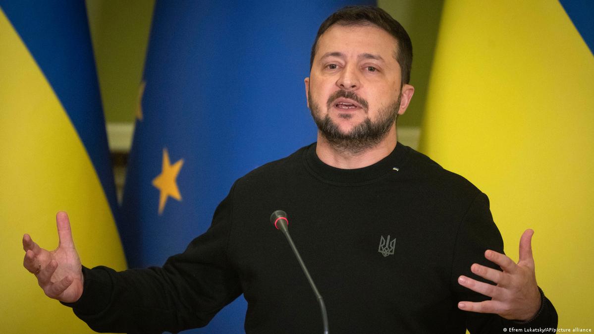 У 2022 році Зеленський заявив, що якби він попередив українців про повномасштабне вторгнення економіка України втрачала б 7 млрд доларів на місяць. Звідки він узяв цю цифру, він не пояснив.
2025 року Україна вимагає у партнерів 800 млрд доларів на відновлення знищеної економіки