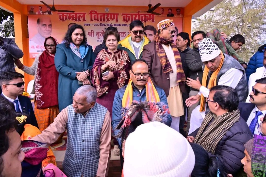 आज कैंट विधानसभा, लखनऊ में आयोजित "कंबल वितरण" कार्यक्रम में उपस्थित जनसमूह को ठंड से बचाव हेतु जरूरतमंदों को कंबल वितरण करते हुए यशस्वी उपमुख्यमंत्री मा० श्री ब्रजेश पाठक जी। <a href="/brajeshpathakup/">Brajesh Pathak</a>
#Brajeshpathak #07Jan2026