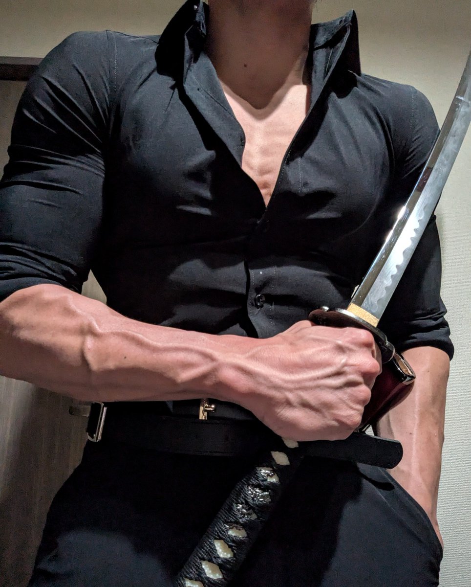 JPparkGuardian's tweet image. 手の甲の血管というワードが見えたので