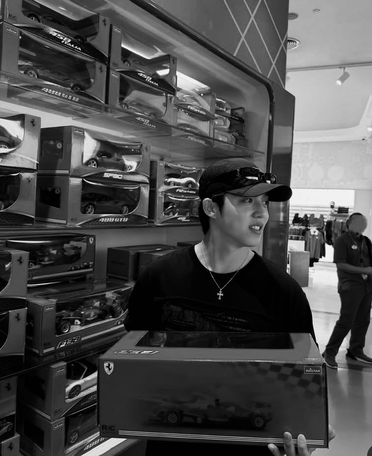 flywithtimo's tweet image. made the most of the final f1 race in abu dhabi. watching the race was an amazing experience and a perfect way to wrap up my 2025. looking forward to more f1 adventures this year. happy new year!