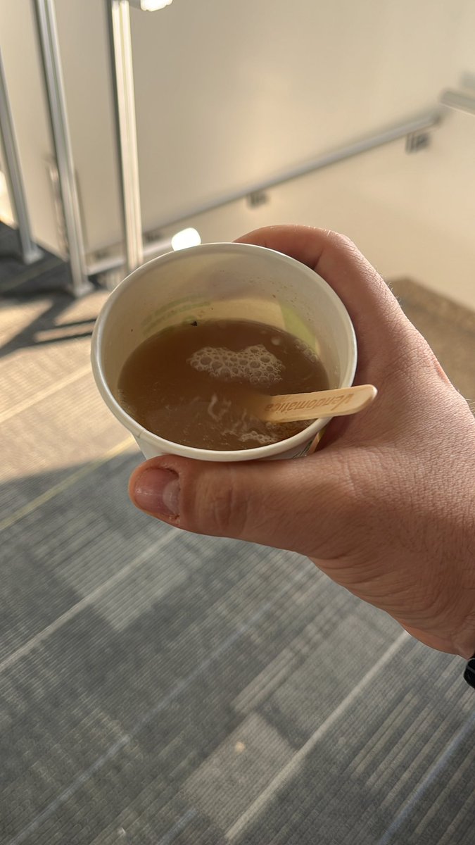ramosferretti's tweet photo. Lo peor de la vida, el café de máquina, cualquier cosa. Es agua sucia. Vendomatica, cualquier cosa. https://t.co/bMZE0mlWUx