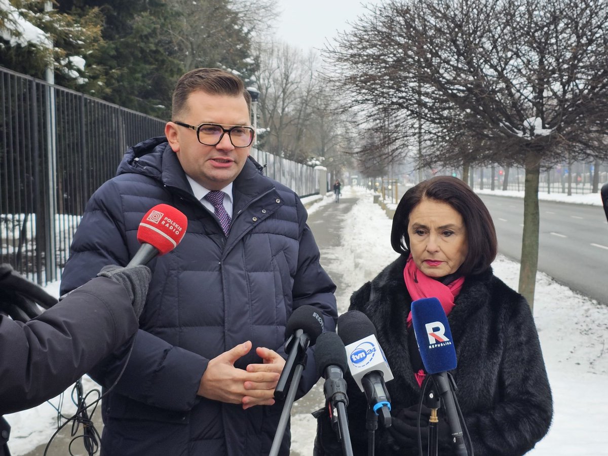 💬 Poseł PiS <a href="/Lukasz_Kmita/">Łukasz Kmita</a>: Panuje zmowa milczenia wobec dramatu policjantki odartej z godności. Przez trzy dni próbowano tuszować gwałt, a potem nazwano go „zdarzeniem”. To niedopuszczalne. Odpowiedzialność ponoszą Marek Boroń i minister Marcin Kierwiński. Żądamy natychmiastowej