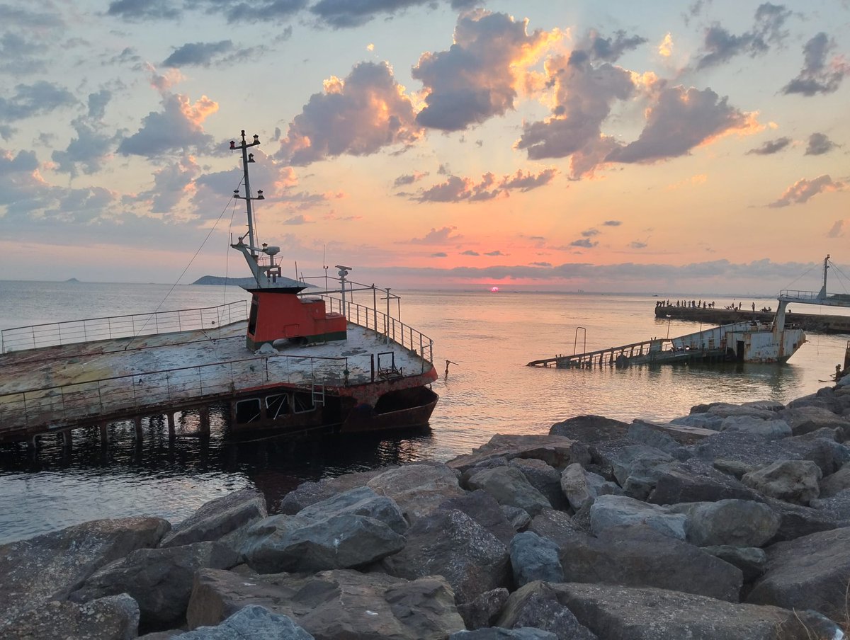 İnsan var, selamı bile ''yük'' olur;
İnsan var, sessizliği bile ''yoldaş'' olur.''

İnsan var, insanda ''ziyan'' olur,
İnsan var, insana ''ilaç'' olur.. ☕

#FreePalestine