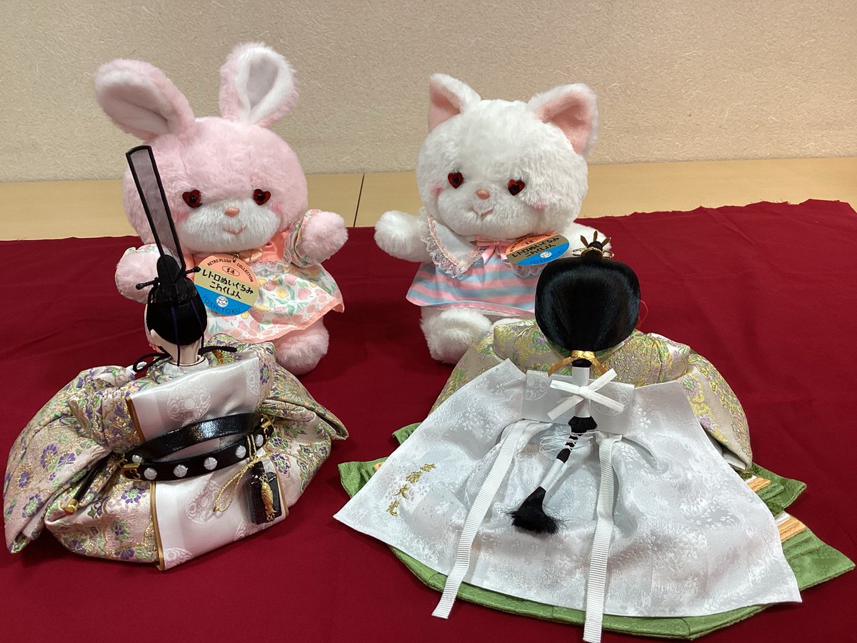 見て❗️見て‼️ 緑色のお着物のお雛様よ🎎 屏風のお花の刺繍も素敵