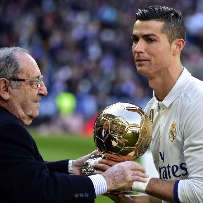 🔙 𝗜𝗟 𝗬 𝗔 𝟵 𝗔𝗡𝗦 𝗝𝗢𝗨𝗥 𝗣𝗢𝗨𝗥 𝗝𝗢𝗨𝗥… ✨

Paco Gento remettait symboliquement le Ballon d’Or à Cristiano Ronaldo au Santiago Bernabéu. 🌕🐐