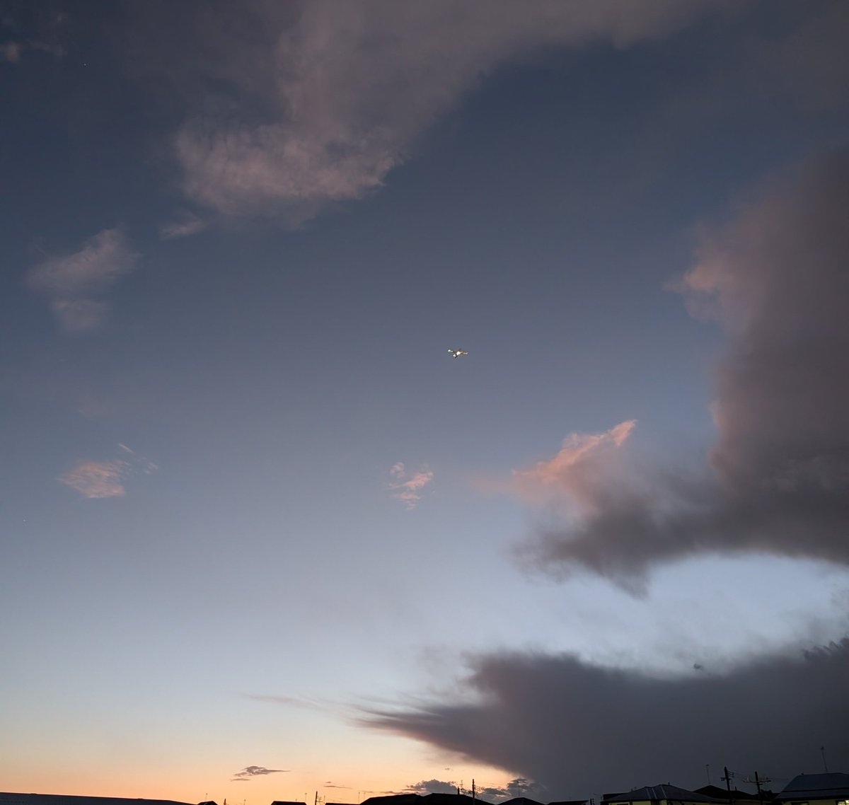 この時期の新潟の空とは思えない
綺麗な夕焼け
✈️の音に反応してしまいました🤭
ほんのひと時　気分が上がった❣️

でも　厚い黒い雲が間近に迫っています😱

皆様　１日お疲れ様でした😊