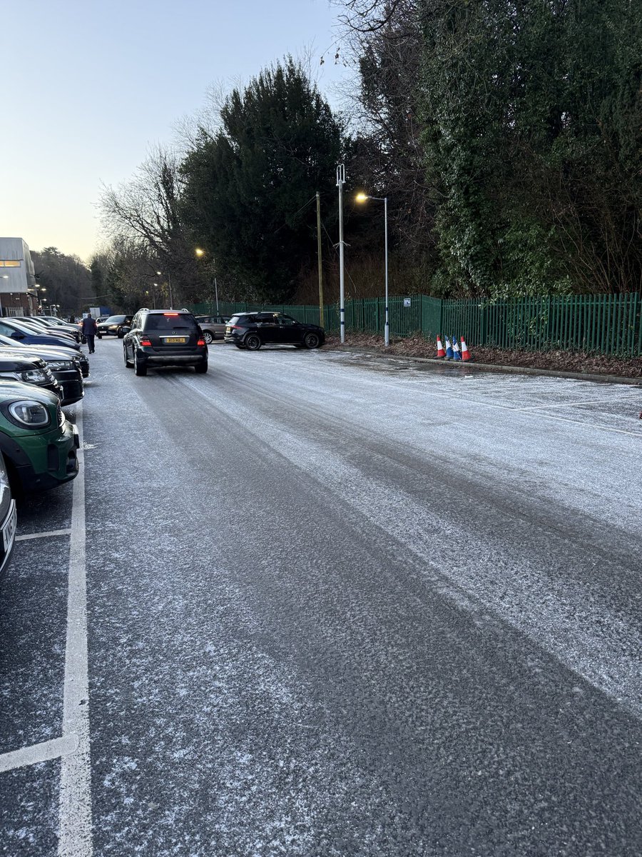 GRColl1's tweet photo. @Se_Railway great salting of car parks and pavements at Sevenoaks. At Sevenoaks Car Park 1. The usual service even if you are nationalised! #useless #dangerous https://t.co/wAUJoGOu2a