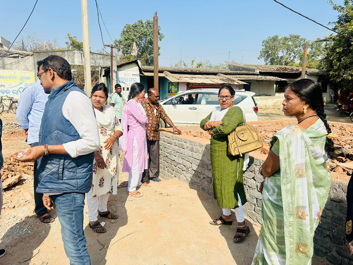 Barsha_bariha's tweet photo. ପଦ୍ମପୁର ଦୈନିକ ବଜାର ରେ ଆରମ୍ଭ ହୋଇଥିବା ଦୋକାନ ଗୃହ ମାନଙ୍କ ନିର୍ମାଣ କାର୍ଯ୍ଯ କୁ ଏନ୍ଏସି କାର୍ଯ୍ୟ ନିର୍ବାହୀ ଅଧିକାରୀ ଏବଂ କାଉନସିଲର ମାନଙ୍କ ସହ ଯାଇ ପରିଦର୍ଶନ କଲି।
#padampurnac
#marketbuilding https://t.co/ardx302oX0