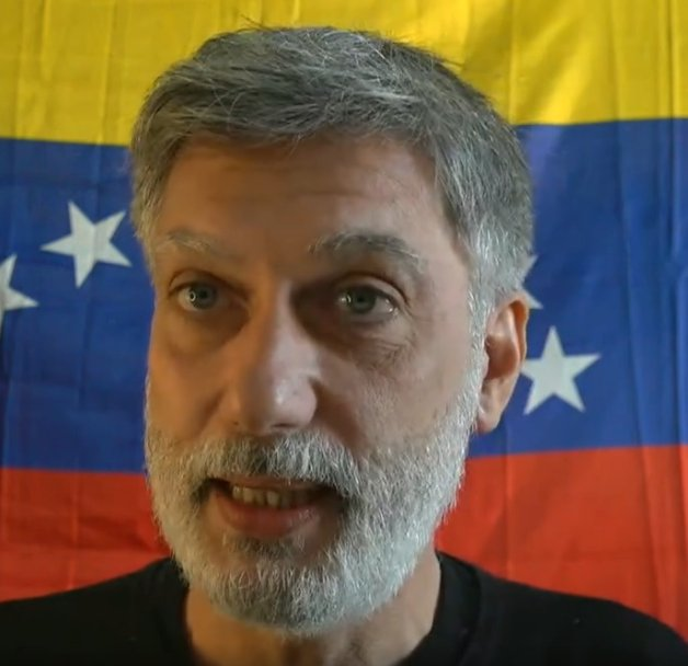 e_falce's tweet image. Ora, immaginiamo per un attimo che Aimone Spinola fosse un noto attivista di DX che, davanti alle telecamere, prende un migrante africano e dopo avergli detto: "vai a lavorare" e urli che è un traditore vigliacco minacciando di picchiarlo