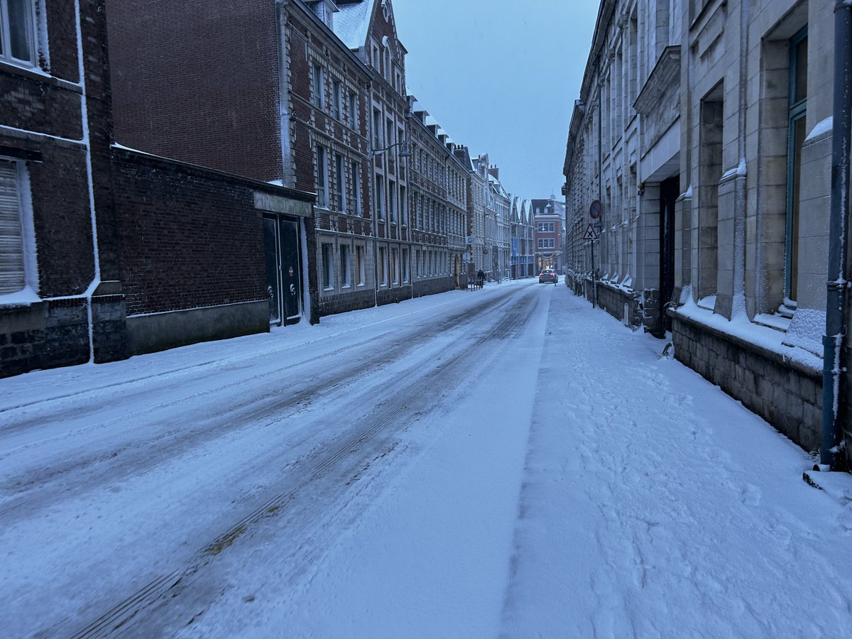 VilleArras's tweet photo. Avec la #neige, adoptons les bons réflexes à #Arras ❄️ Soyez vigilants lors de vos déplacements, limitez l’usage de la voiture et privilégiez la marche en restant attentifs aux sols glissants. https://t.co/2jmGm4d921