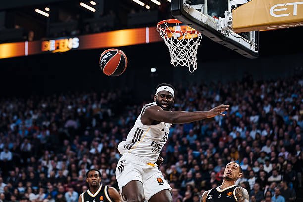 Un inconmensurable USMAN GARUBA provoca la reacción del <a href="/RMBaloncesto/">Real Madrid Basket</a> que terminó remontando en el último cuarto a <a href="/LDLCASVEL/">LDLC ASVEL</a> con un parcial de 8-24. Lo explicamos en <a href="/poblafm/">PoblaFM</a> con el patrocinio de <a href="/Clorinelabuelo/">Clorin El Abuelo</a> poblafm.com/baloncesto/rea…