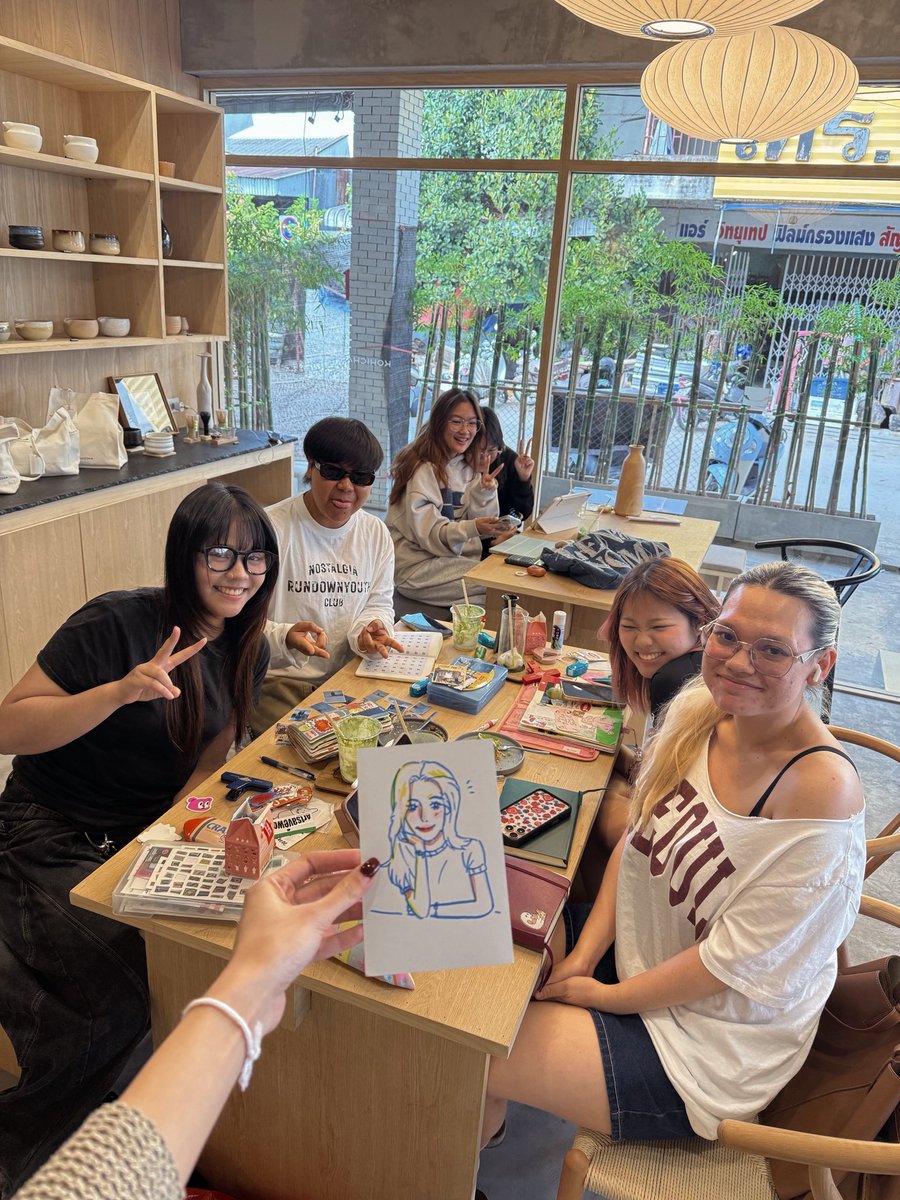 lena__lorena's tweet photo. มานั่งร้านมัจฉะร้านประจำ เจอน้องๆมานั่งทำjournal กันอยู่วาดรูปให้ 🥺 the little thing that made me happy todayy 💕🥰 
โดน inspired ให้เขียน journal ด้วยเลย ไว้ปีนี้จะพยายามกลับมาเขียนนะค้าบ :-) https://t.co/TWxhmokdSO