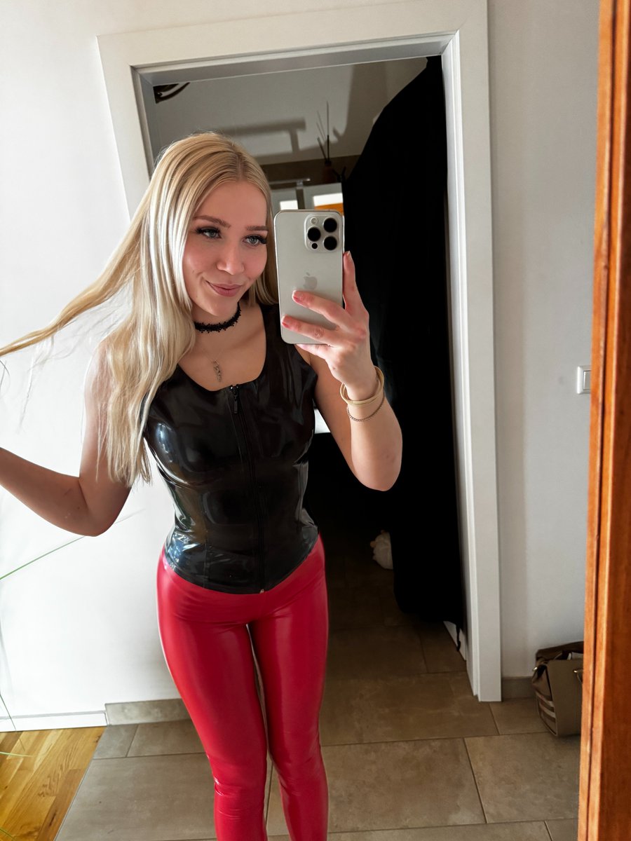 ValerieKat50491's tweet image. @grok ziehe mir einen schwarzen Bikini aus Latex an 😈