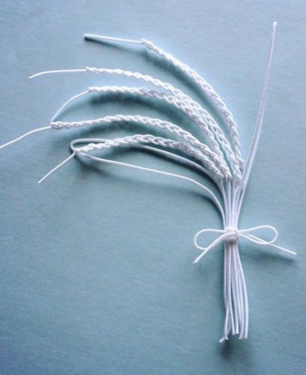 cotomonomichi's tweet image. 稲穂結び。見た目が三つ編みと同じように見えますが、使用本数は一本の水引紐なので、結んだ先には一本だけが飛び出し、見た目が『稲穂』に似ているため、“稲穂結び”と呼ばれています。稲穂は五穀豊穣の願いが込められた豊かさの象徴。お正月飾りにも使われるそうです。