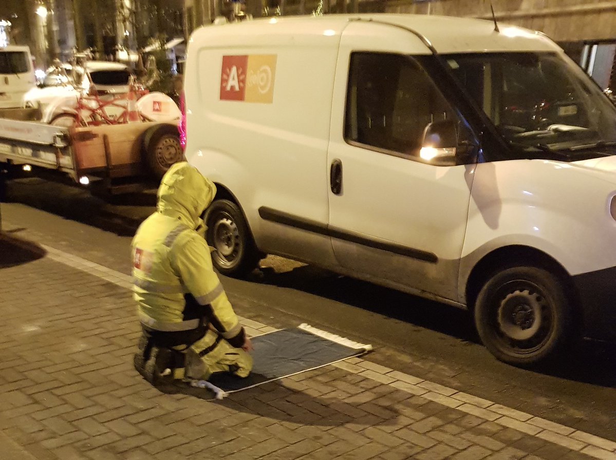 FDW_VB's tweet image. Kerkstraat in #Antwerpen: biddende moslim en personeelslid van @stadantwerpen… tijdens de diensturen en met dienstvoertuig #velo. Kwestie van prioriteiten! #islamisering