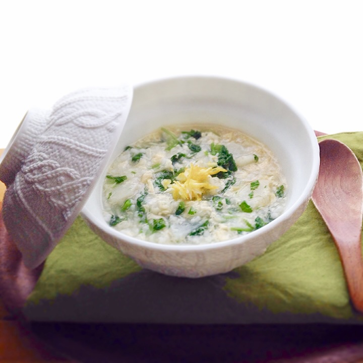 cotomonomichi's tweet image. ニット模様がもこもこな蓋付きどんぶり。丼のフォルムの器と蓋の全面にニット柄を彫り、圧倒的な存在感のあるどんぶり。瀬戸の原型職人の手業によるものです。
ナチュラルな素材そのままの風合いを、陶器の表面に写し取ったその仕上がりには、作られて来た製造背景を想像してしまう奥深さがあります。