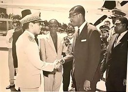 Amine_Abdeljal1's tweet image. هذا هو #لومومبا🇨🇩، رفقة الامير آنذاك، المغفور له الملك الحسن الثاني. 
الشخصية (Lumumba ),لم يكن مجرد زعيم كونغولي، بل صوت إفريقيا الحرّ، ناضل من أجل كرامة شعبه واستقلال بلاده، فدفع ثمن مواقفه الصادقة. 
هو بالنسبة لجميع الكونغوليين والافارقة، رمزًا للشجاعة ورافض الاستعمار ✍🏻.