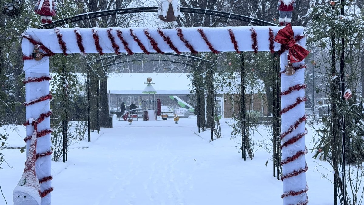 patricepinard's tweet photo. ⚠️ Conditions climatiques difficiles ⚠️
Malgré l’intervention des équipes de la ville depuis 4h ce matin (déneigement, salage et sécurisation des voies), les conditions de circulation deviennent compliquées avec les chutes de neiges qui ont repris vers 7h00.
De nombreux trottoirs demeurent verglacés malgré le salage.
👉 Il est fortement conseillé de limiter vos déplacements et de différer vos sorties si possible.
Merci de votre compréhension et de votre prudence. ❄️
#clichy #NeigeVerglas