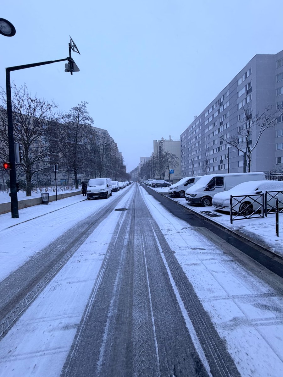 patricepinard's tweet photo. ⚠️ Conditions climatiques difficiles ⚠️
Malgré l’intervention des équipes de la ville depuis 4h ce matin (déneigement, salage et sécurisation des voies), les conditions de circulation deviennent compliquées avec les chutes de neiges qui ont repris vers 7h00.
De nombreux trottoirs demeurent verglacés malgré le salage.
👉 Il est fortement conseillé de limiter vos déplacements et de différer vos sorties si possible.
Merci de votre compréhension et de votre prudence. ❄️
#clichy #NeigeVerglas