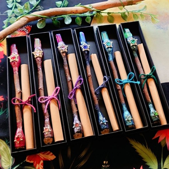 「彩り水晶の杖・ポラリス」

両端に水晶をあしらった、リバーシブルのワンドです。
不動の星・北極星の魔力を込めました。
魔法初心者の方にも扱いやすいサイズ感。
ワンドを使ったおまじないを載せたスクロール付き。
ハンズ博多様で持ち手となる方をお待ちしています🪄

#まいにち魔法