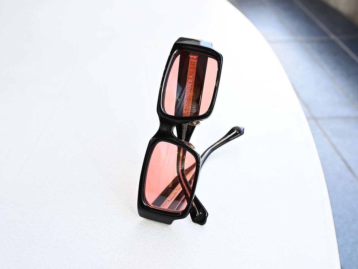 GROOVERのニューモデル「KINGMAKER」に、メガネナカジマのオリジナルレンズ「ワイプアウト」をカスタマイズさせて頂きました。

ワイプアウトもランプアイ同様、アクションスペックレンズでして反応時間を早めてくれる効果が期待できます。