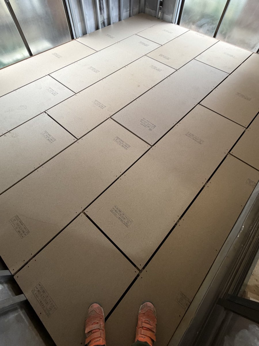 やっと材料入ってきたので、乾式二重床を組みました。

材料が重いので腰が痛い😭